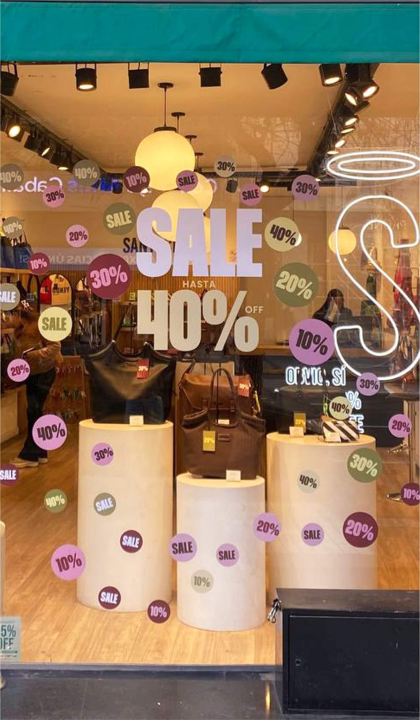 Descubrí el SALE en el local Santaclara en Caballito con carteras, mochilas y accesorios cruelty free